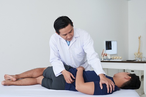 un chiropracteur à Paris